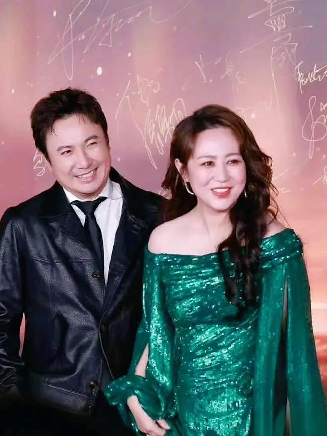 沈腾夫妇慈善晚会太反差！沈腾戴老花镜像大叔，王琦尖下巴抢镜（组图） - 3