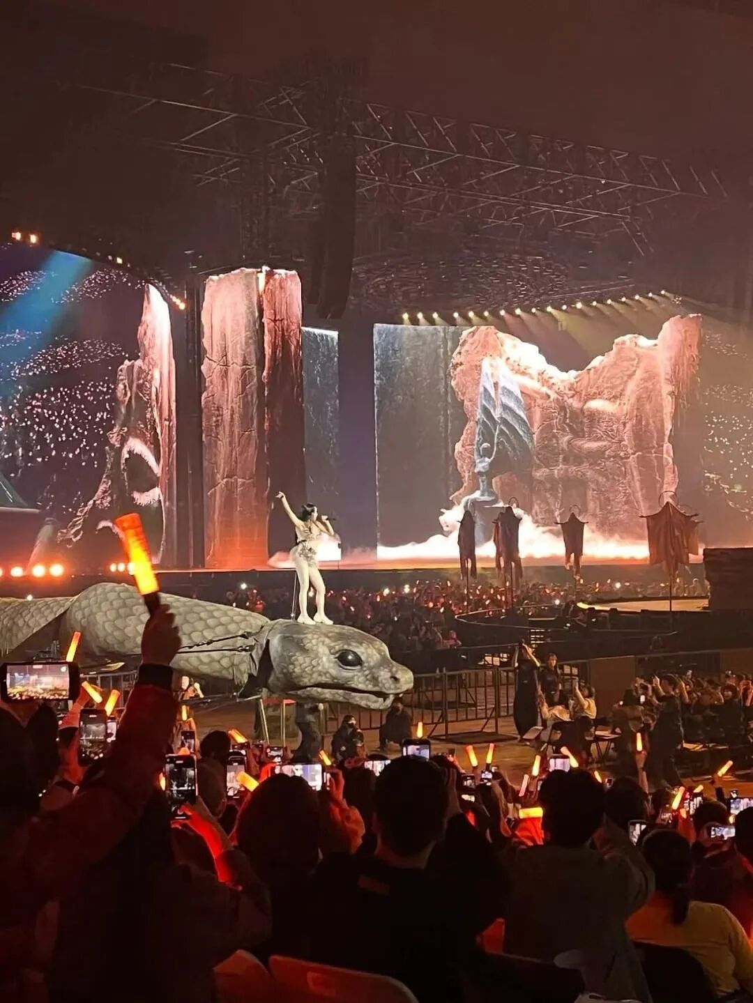 视觉炸裂！蔡依林演唱会砸9亿造“奇幻现场”，踩30米巨蟒开场惹争议！网友：震撼但有点看不懂（组图） - 12