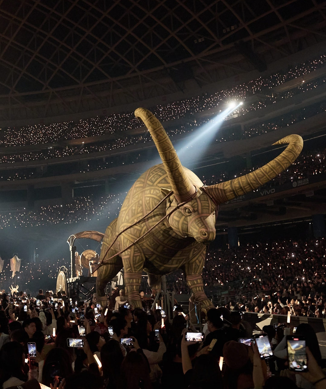 视觉炸裂！蔡依林演唱会砸9亿造“奇幻现场”，踩30米巨蟒开场惹争议！网友：震撼但有点看不懂（组图） - 6