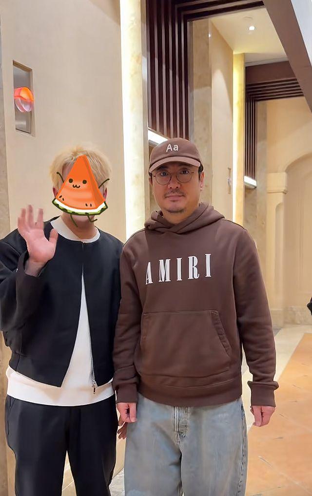 沈腾夫妇慈善晚会太反差！沈腾戴老花镜像大叔，王琦尖下巴抢镜（组图） - 5