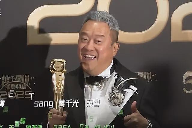 曾志伟现身云南踢球！酒桌上与美女体验叼杯敬酒，喝到满脸通红场面辣眼（组图） - 14