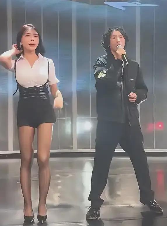 庞麦郎与龚玥菲大婚?两人穿婚纱西服秀恩爱,知情人曝真实原因(组图) - 9