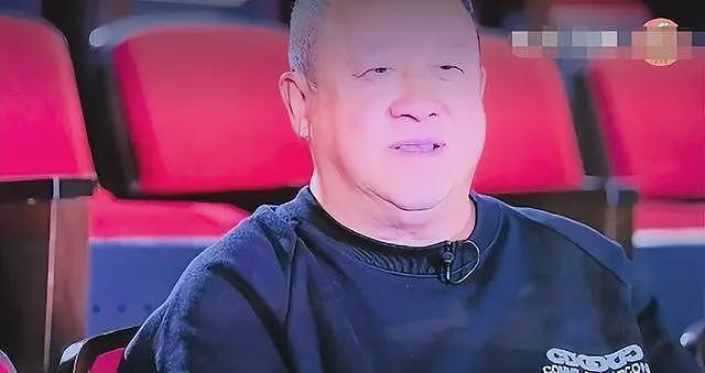 曾志伟现身云南踢球！酒桌上与美女体验叼杯敬酒，喝到满脸通红场面辣眼（组图） - 11