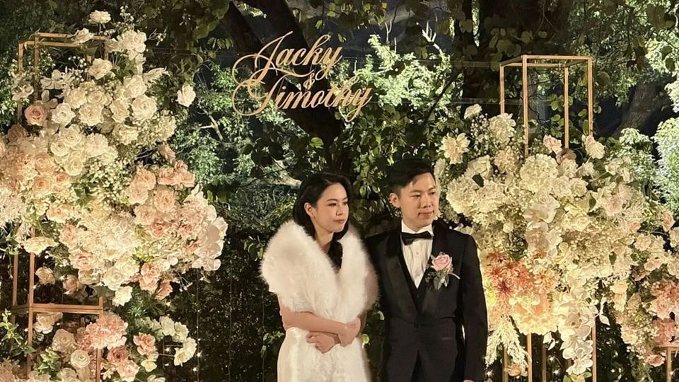 恭喜!TVB“最美新闻女神”结婚,低胸婚纱嫁同台男主播,网友:郎才女貌(组图) - 3