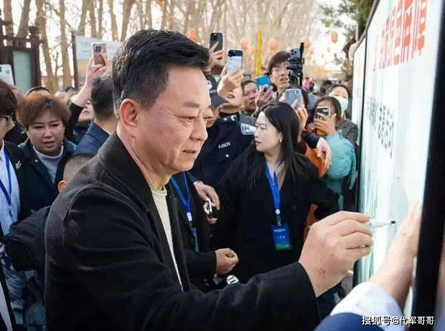 朱军近况被曝：扎根甘肃成治沙能手，皮肤黝黑（组图） - 3