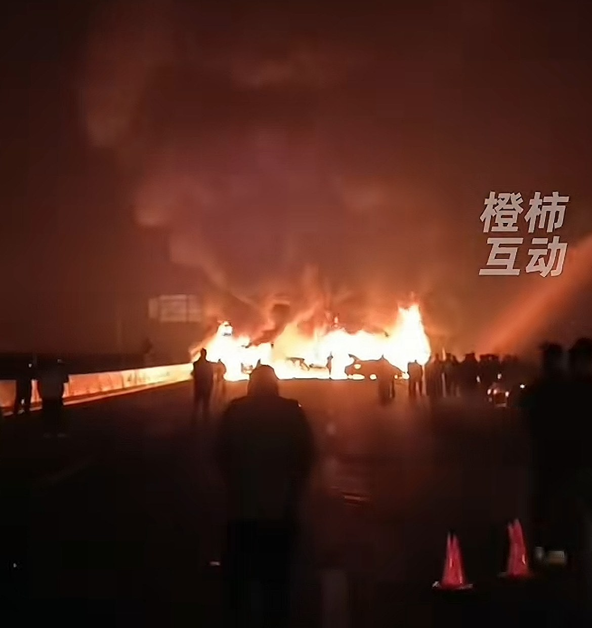 湖南烟花货车侧翻起火引燃8车，2人受伤！货车司机被警方控制（视频/组图） - 5