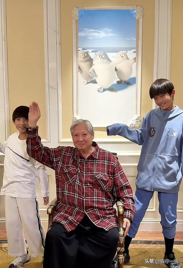 洪金宝和2孙子豪宅跳舞,气色红润精神好,晚年比成龙滋润多了(组图) - 2