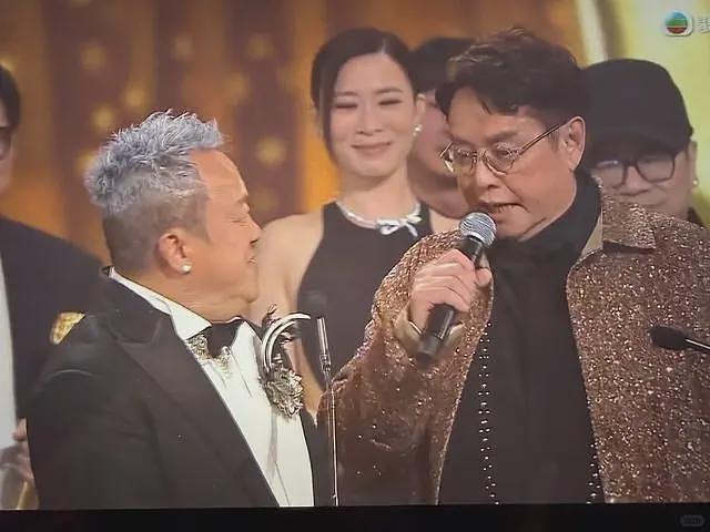 曾志伟现身云南踢球！酒桌上与美女体验叼杯敬酒，喝到满脸通红场面辣眼（组图） - 15