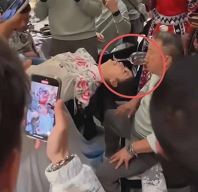 曾志伟现身云南踢球！酒桌上与美女体验叼杯敬酒，喝到满脸通红场面辣眼（组图） - 29