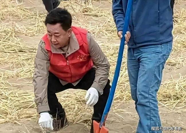 朱军近况被曝：扎根甘肃成治沙能手，皮肤黝黑（组图） - 5