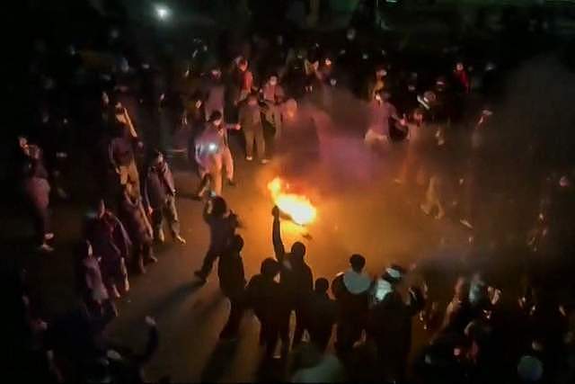 伊朗22岁女大学生课后抗议,后脑中枪被扔路边,百具青年遗体遭扣(组图) - 4