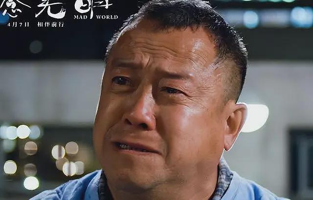 曾志伟现身云南踢球！酒桌上与美女体验叼杯敬酒，喝到满脸通红场面辣眼（组图） - 4