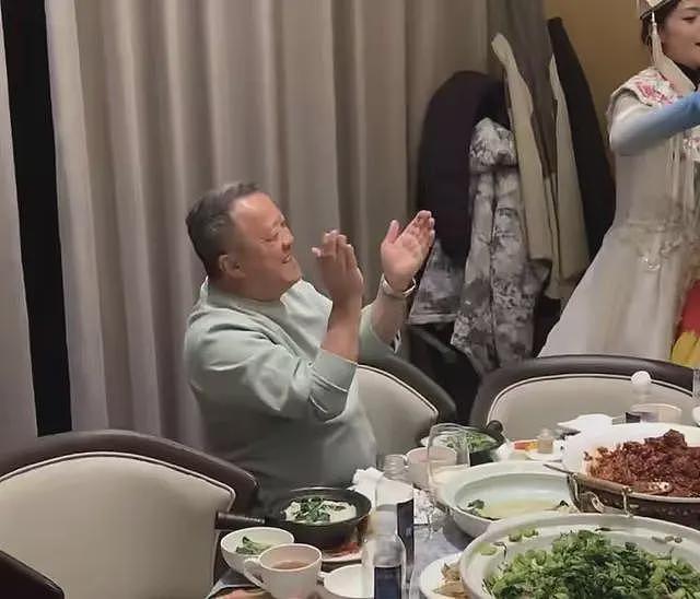 曾志伟现身云南踢球！酒桌上与美女体验叼杯敬酒，喝到满脸通红场面辣眼（组图） - 27