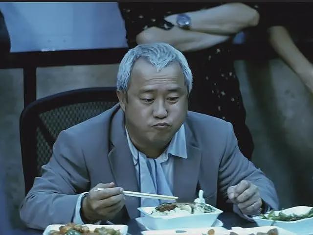 曾志伟现身云南踢球！酒桌上与美女体验叼杯敬酒，喝到满脸通红场面辣眼（组图） - 3