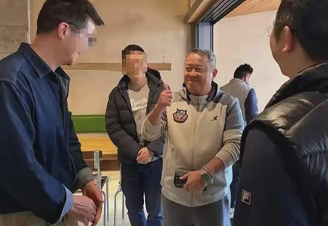 曾志伟现身云南踢球！酒桌上与美女体验叼杯敬酒，喝到满脸通红场面辣眼（组图） - 22