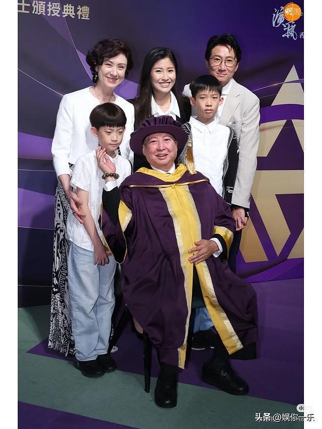 洪金宝和2孙子豪宅跳舞,气色红润精神好,晚年比成龙滋润多了(组图) - 17