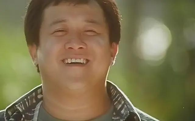 曾志伟现身云南踢球！酒桌上与美女体验叼杯敬酒，喝到满脸通红场面辣眼（组图） - 5