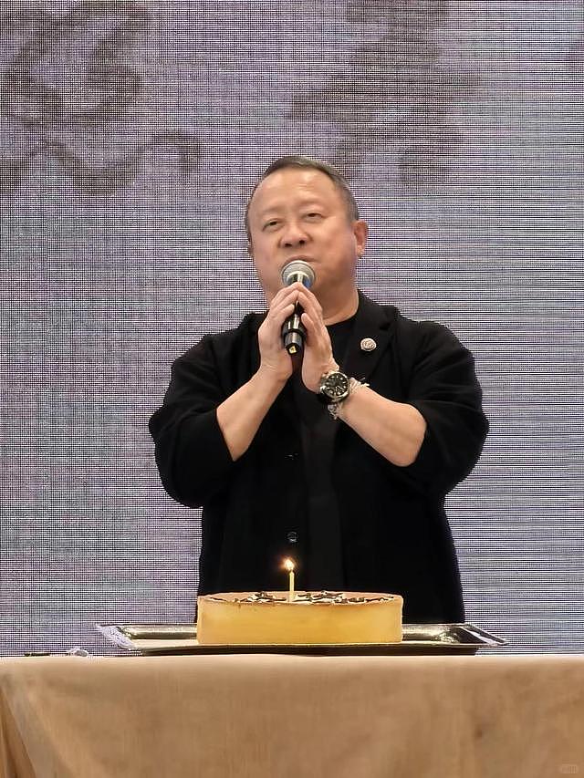 曾志伟现身云南踢球！酒桌上与美女体验叼杯敬酒，喝到满脸通红场面辣眼（组图） - 1