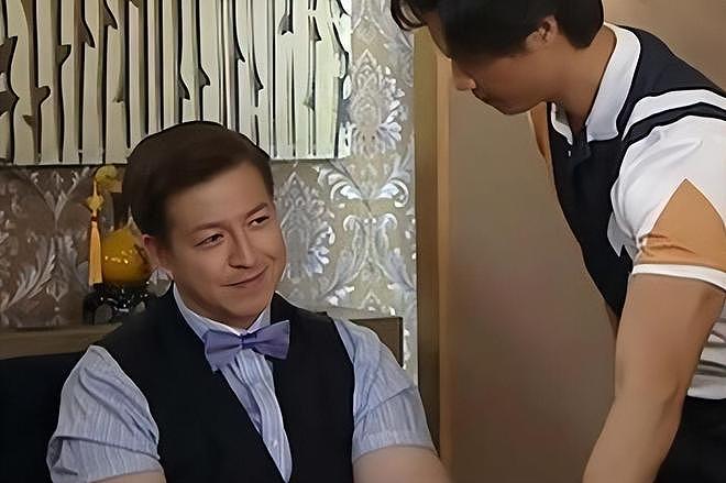 曝58岁TVB演员吃软饭欠债不还，被当街贴大字报，本人沉默拒回应（组图） - 4