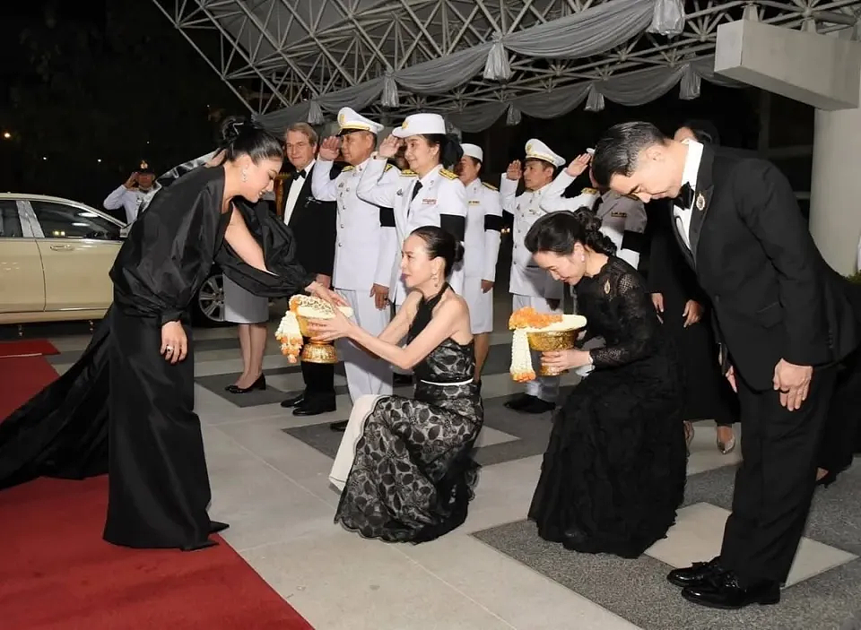 瓜!泰“护国神兽”公主恋上泰总理儿子?男方为当驸马疑甩刚订婚7年女友(组图) - 11