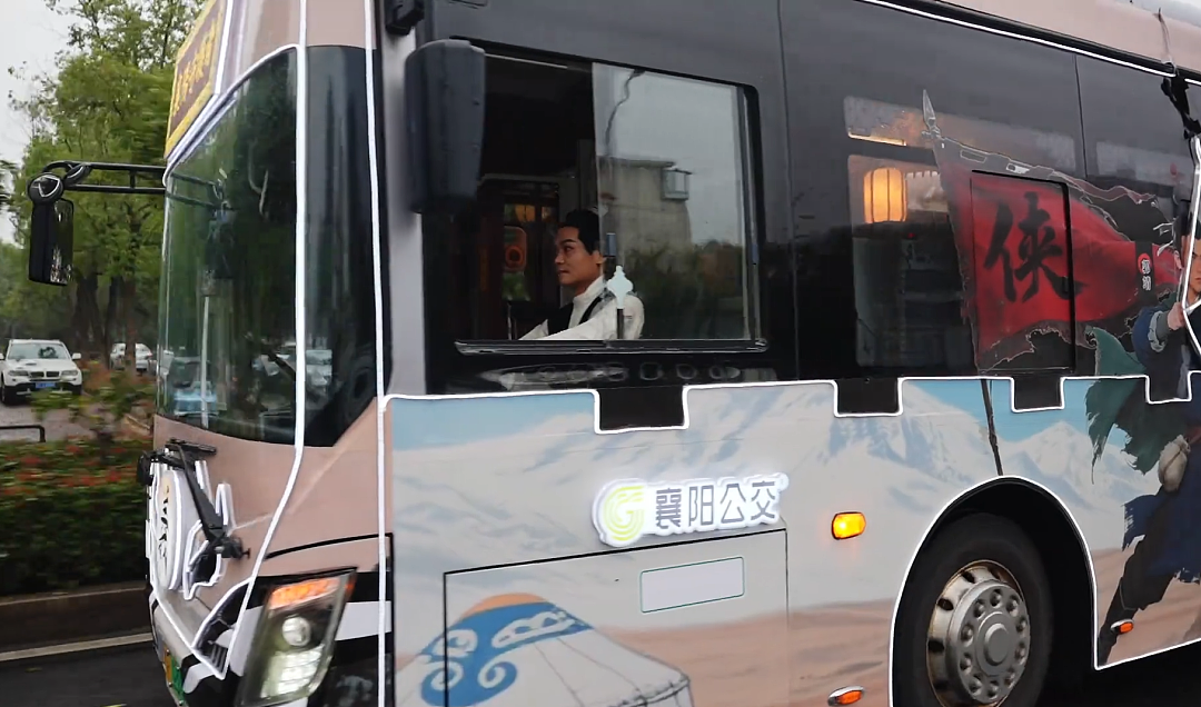 太会整活了！襄阳“龙椅”公交车，花2块钱坐出了200块的尊贵体验！网友：郭靖黄蓉都要当司机了…（组图） - 7