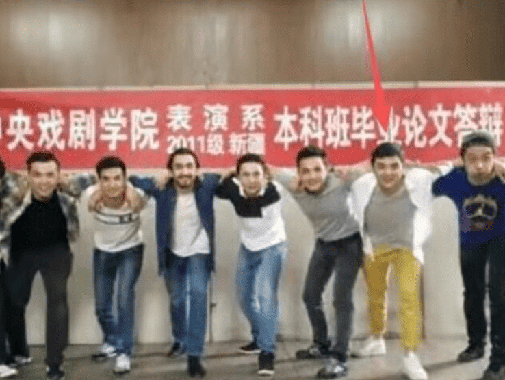 闫学晶儿子中戏合照流出，先读预科，再进的本科班（组图） - 2