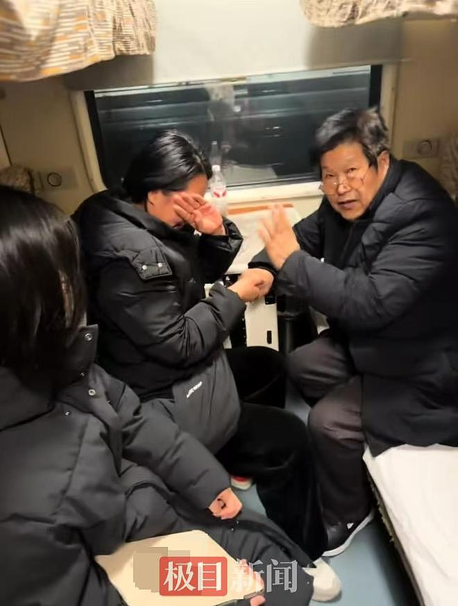 女子坐火车被71岁初中班主任一口叫出名字感动落泪，评论区上演集体“回忆杀”，当事人发声（组图） - 1