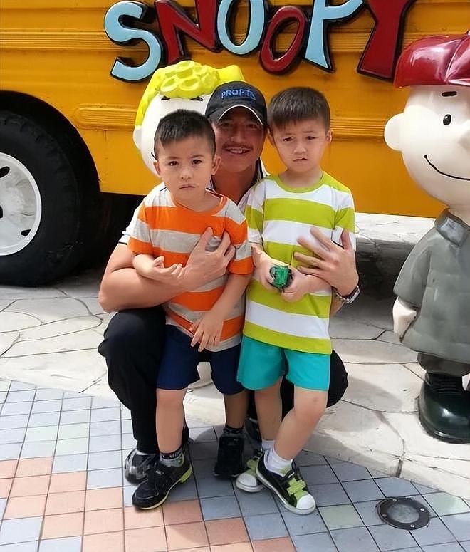 曝58岁TVB演员吃软饭欠债不还，被当街贴大字报，本人沉默拒回应（组图） - 11