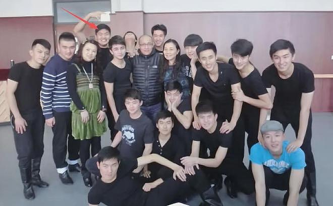 闫学晶儿子被持续举报！毕业大合影曝光，疑似侵占名额进入中戏（组图） - 3