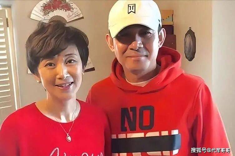 48岁演员贾一平近况曝光！移居美国，住别墅开路虎，一家四口生活幸福（组图） - 6