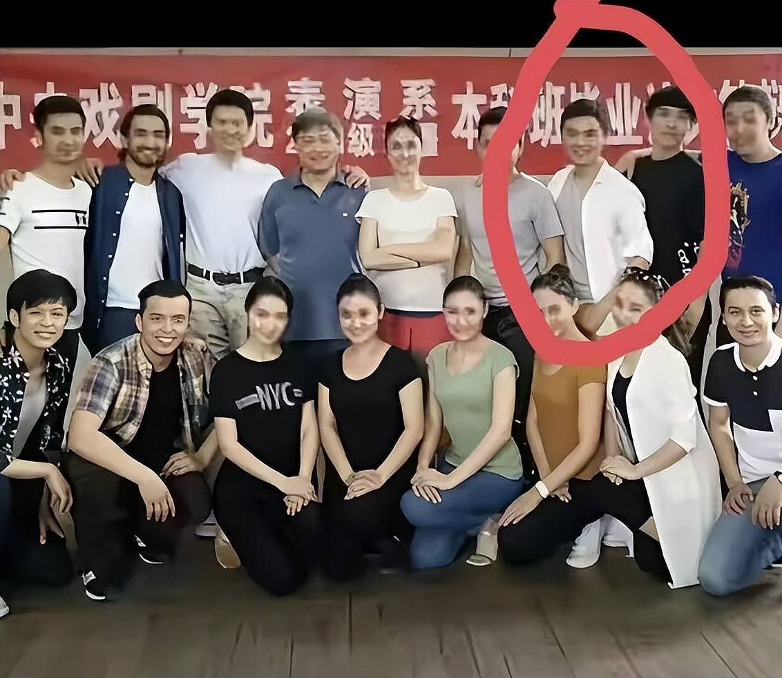 闫学晶儿子中戏合照流出，先读预科，再进的本科班（组图） - 3
