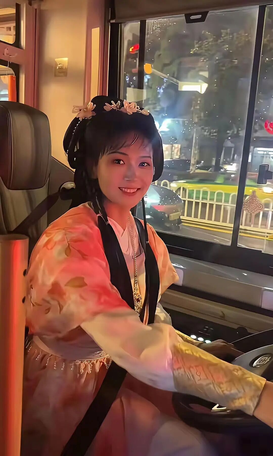 太会整活了！襄阳“龙椅”公交车，花2块钱坐出了200块的尊贵体验！网友：郭靖黄蓉都要当司机了…（组图） - 10