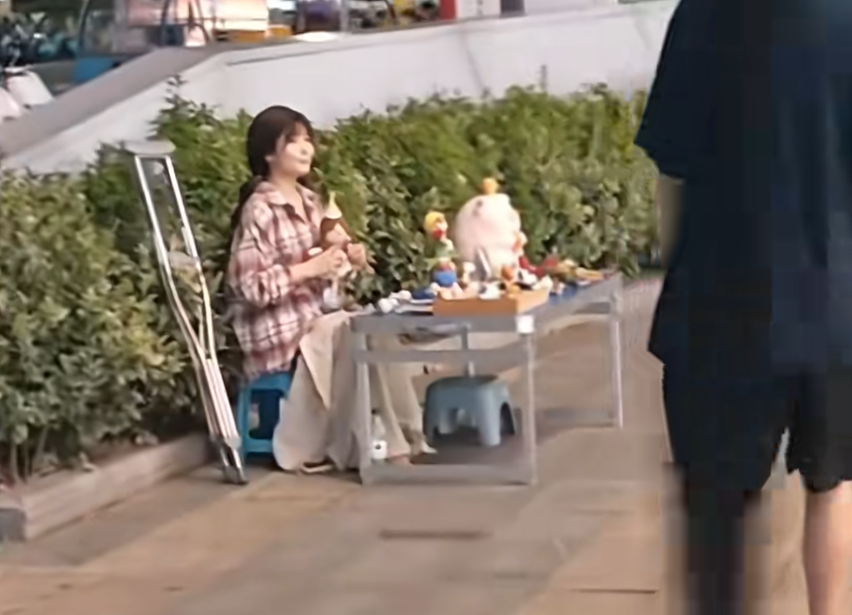 23岁在沪女孩命运揪心!自己签字6次手术,截肢后双亲断联...(组图) - 11