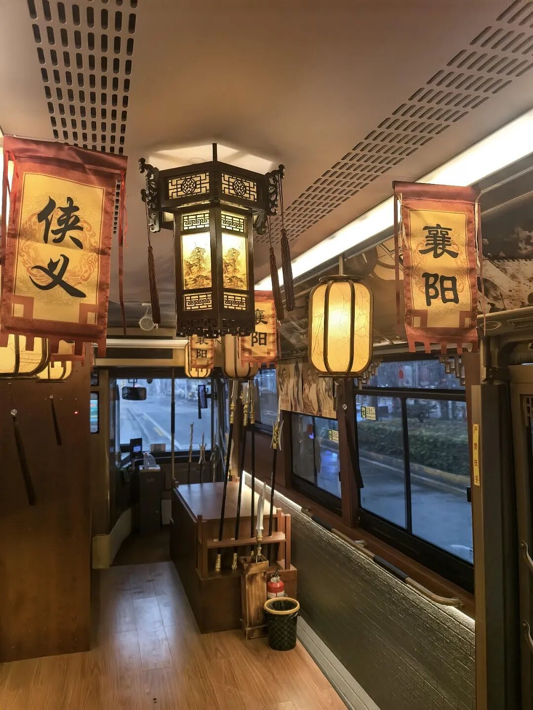 太会整活了！襄阳“龙椅”公交车，花2块钱坐出了200块的尊贵体验！网友：郭靖黄蓉都要当司机了…（组图） - 1