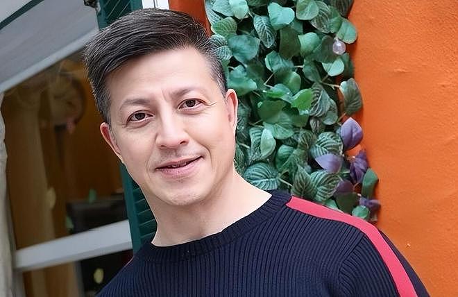 曝58岁TVB演员吃软饭欠债不还，被当街贴大字报，本人沉默拒回应（组图） - 12