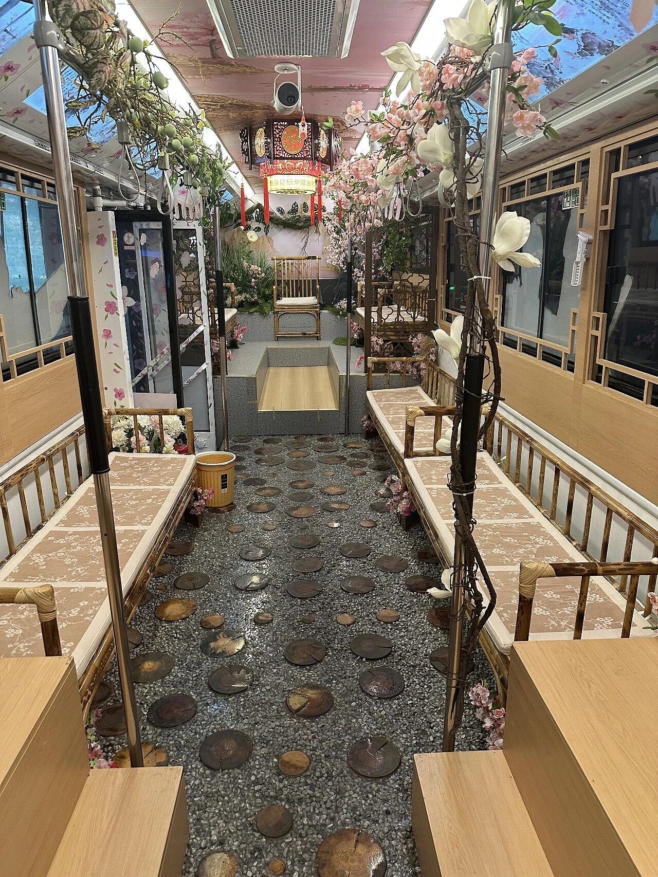 太会整活了！襄阳“龙椅”公交车，花2块钱坐出了200块的尊贵体验！网友：郭靖黄蓉都要当司机了…（组图） - 11