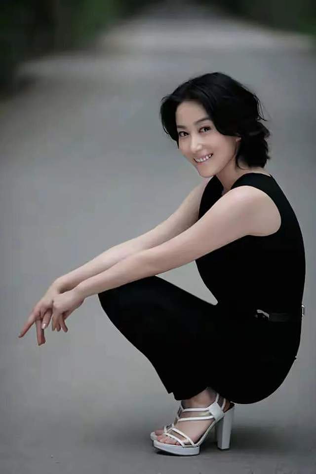 从空姐到演员，父母一度要和她断绝关系，如今48岁婚姻成谜（组图） - 3