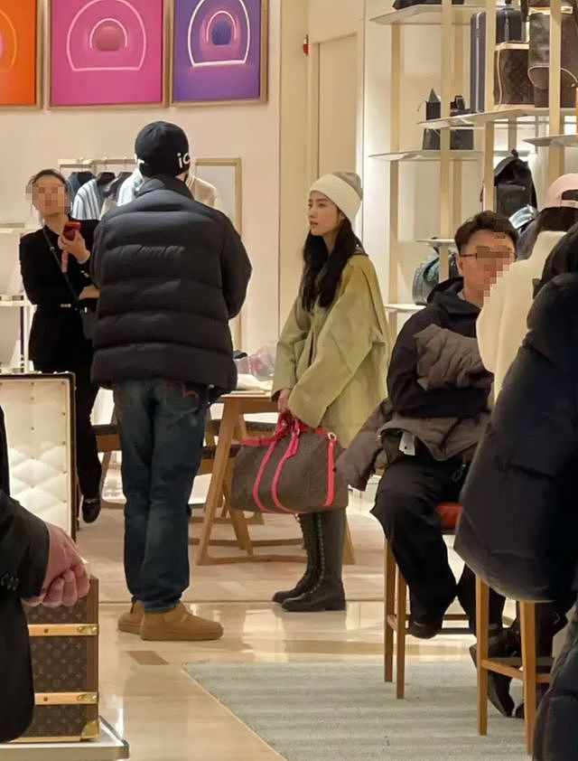 LV偶遇卢昱晓，真不能再瘦了，那小身板看着跟八九岁小女孩差不多（组图） - 1