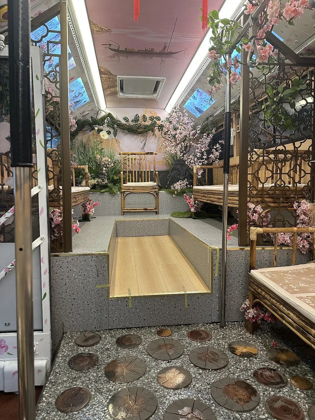 太会整活了！襄阳“龙椅”公交车，花2块钱坐出了200块的尊贵体验！网友：郭靖黄蓉都要当司机了…（组图） - 6