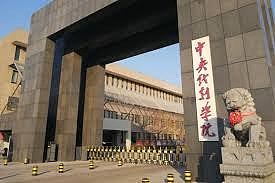 称儿子一部戏仅赚几十万，艺人闫学晶直播“哭穷”，被批离地后致歉（组图） - 8
