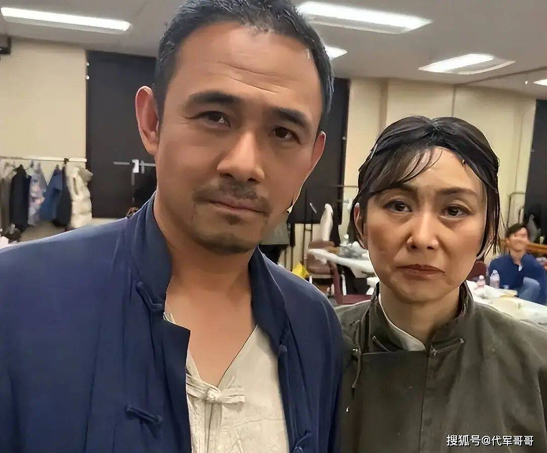 48岁演员贾一平近况曝光！移居美国，住别墅开路虎，一家四口生活幸福（组图） - 4