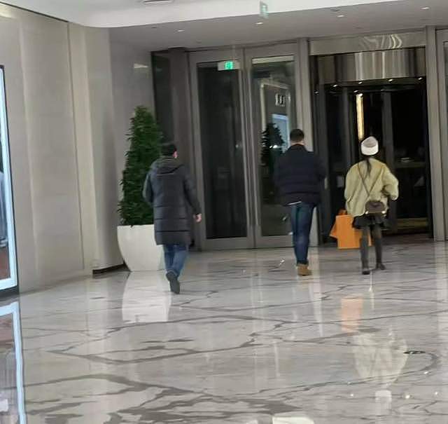 LV偶遇卢昱晓，真不能再瘦了，那小身板看着跟八九岁小女孩差不多（组图） - 8