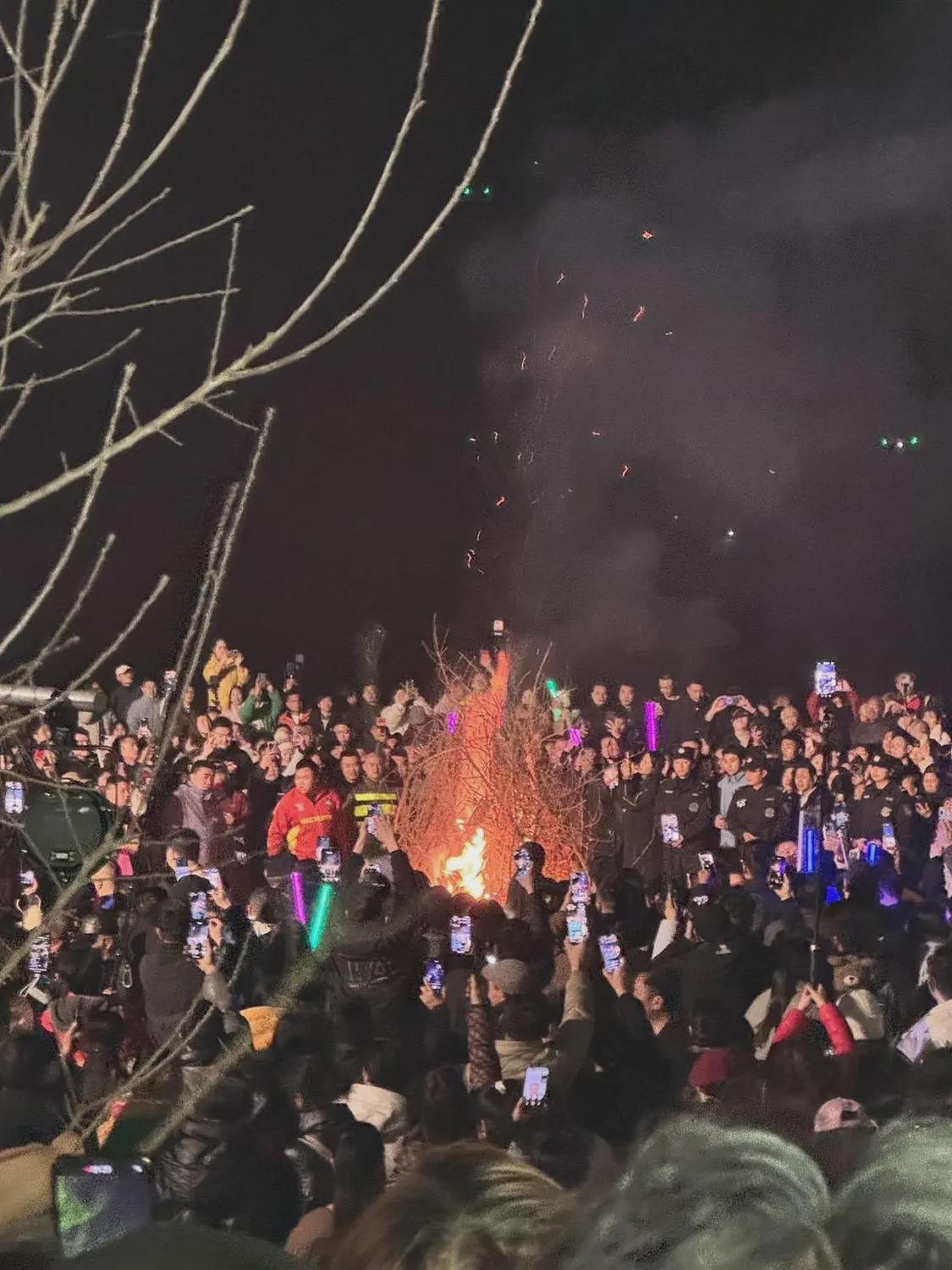 “千人帮杀猪”小村庄连吃两天流水席,主厨:大米蒸了1000多斤,油用了六七百斤,估计成本在10万元以上(组图) - 1