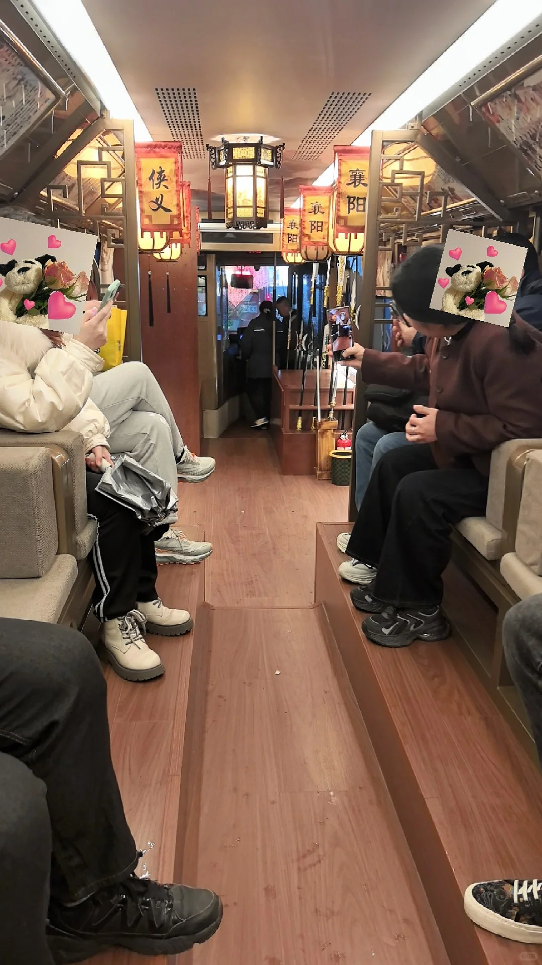 太会整活了！襄阳“龙椅”公交车，花2块钱坐出了200块的尊贵体验！网友：郭靖黄蓉都要当司机了…（组图） - 13