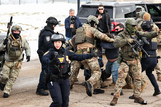 全是没身份、爬过来！ICE曝光一批无证客：他们杀人、对小孩下手，遣返又赴美作案（组图） - 4