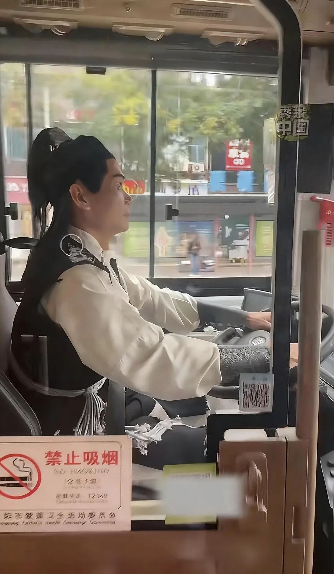 太会整活了！襄阳“龙椅”公交车，花2块钱坐出了200块的尊贵体验！网友：郭靖黄蓉都要当司机了…（组图） - 3