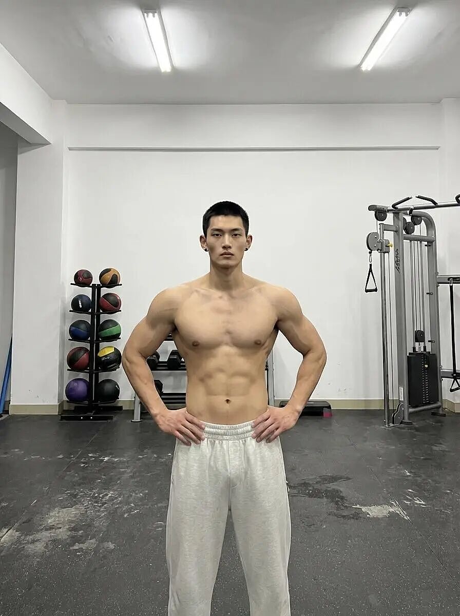 【帅哥】野性张力与顶级松弛感:范本,这才是男色审美的“天花板”(组图) - 2