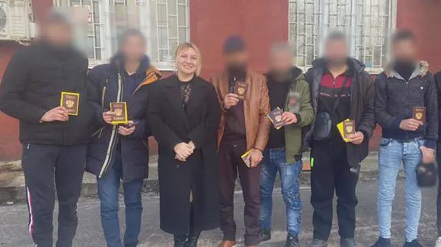 一名女子如何诱骗外国男子为俄罗斯打仗（组图） - 1