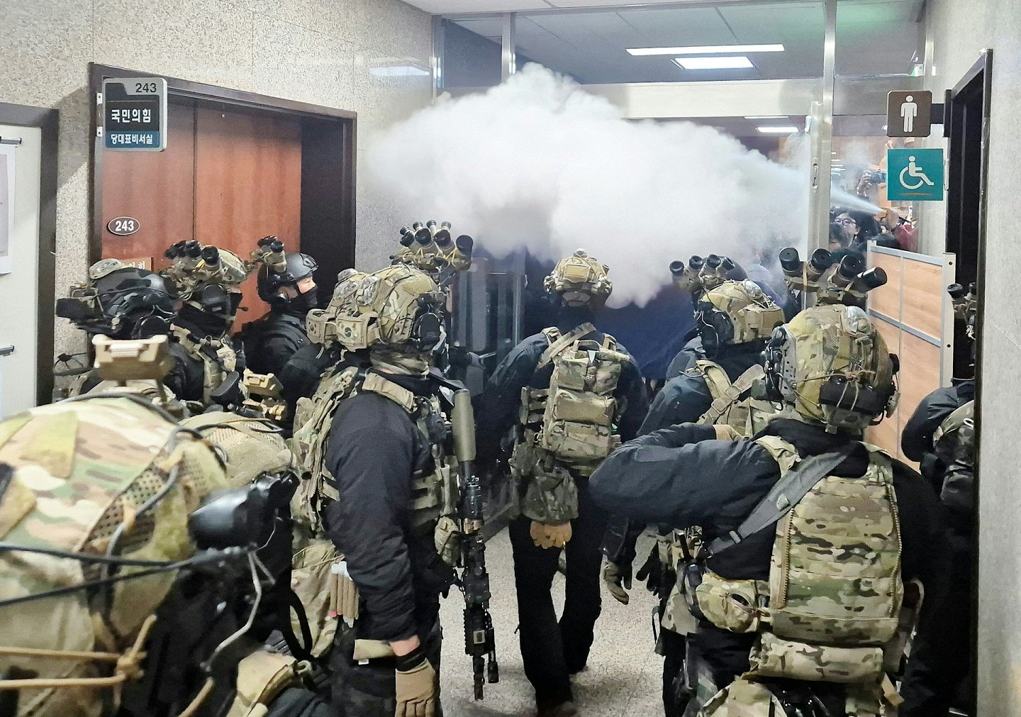 尹锡悦戒严案被控“内乱罪首谋”,韩国检方寻求法院判处死刑(视频/组图) - 6