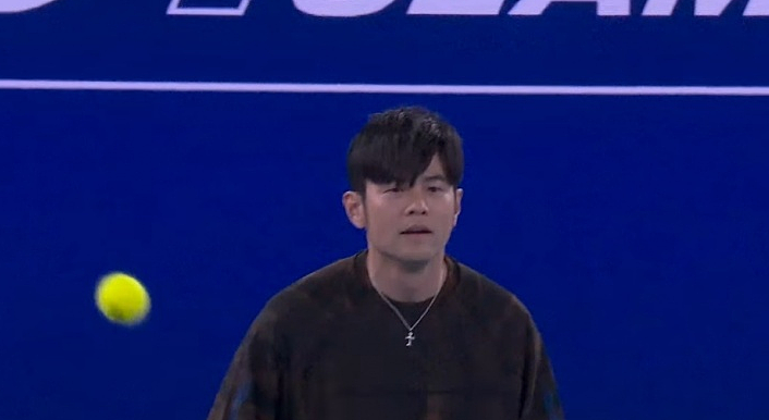 “周杰伦输了，连球都没碰到！”2026澳网“一球制胜”表演赛，遭对手ACE发球淘汰（视频/组图） - 2